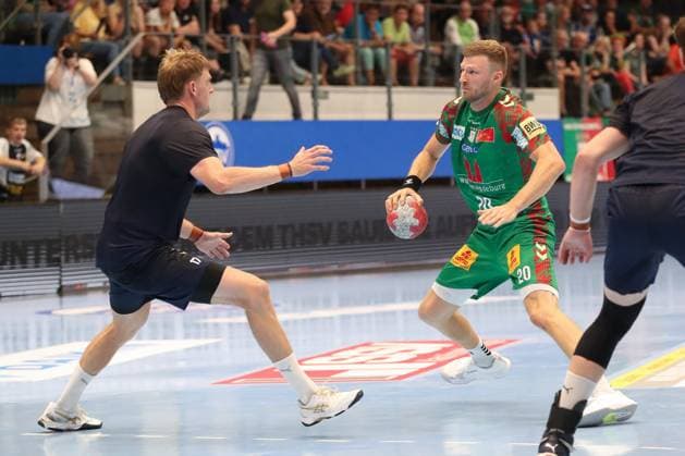 17.08.2025, xgox, Handball - Wartburg Cup SC Magdeburg - Skanderborg Handbold emspor, v.l. Andreas Sogaard (Skanderborg, 17), Philipp Weber (Magdeburg, 20) Zweikampf, Duell, Kampf, tackle Eisenach