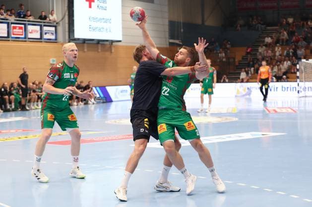17.08.2025, xgox, Handball - Wartburg Cup SC Magdeburg - Skanderborg Handbold emspor, v.l. Andreas Sogaard (Skanderborg, 17), Lukas Mertens (Magdeburg, 22) Zweikampf, Duell, Kampf, tackle Eisenach