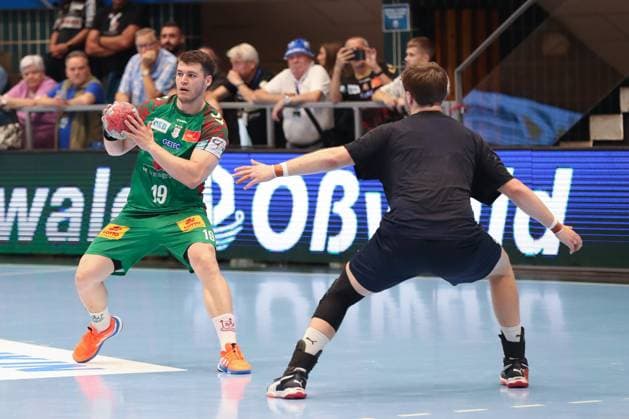 17.08.2025, xgox, Handball - Wartburg Cup SC Magdeburg - Skanderborg Handbold emspor, v.l. Elvar Oern Jonsson (Magdeburg, 19) am Ball, plays the ball Eisenach