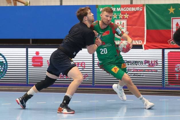 17.08.2025, xgox, Handball - Wartburg Cup SC Magdeburg - Skanderborg Handbold emspor, v.l. Morten Kaalund (Skanderborg, 28), Philipp Weber (Magdeburg, 20) Zweikampf, Duell, Kampf, tackle Eisenach