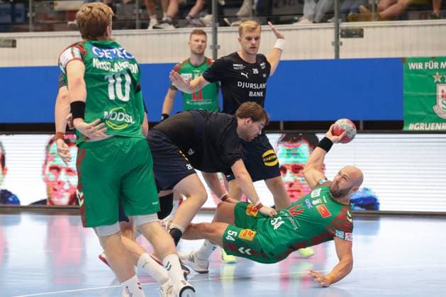 17.08.2025, xgox, Handball - Wartburg Cup SC Magdeburg - Skanderborg Handbold emspor, v.l. Morten Kaalund (Skanderborg, 28), Oscar Bergendahl (Magdeburg, 54) Zweikampf, Duell, Kampf, tackle Eisenach