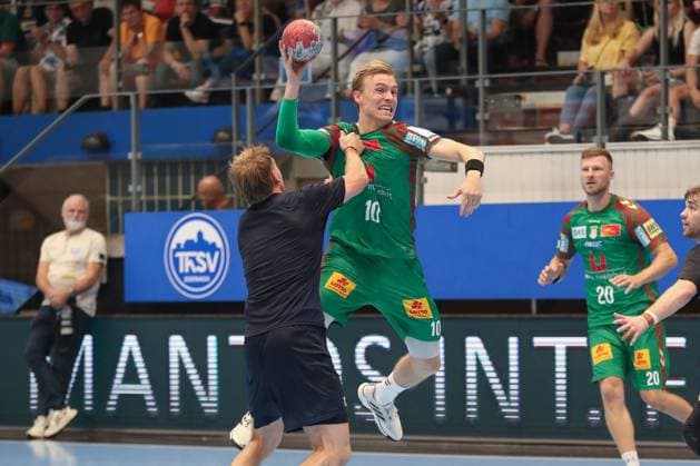 17.08.2025, xgox, Handball - Wartburg Cup SC Magdeburg - Skanderborg Handbold emspor, v.l. Magnus Haubro (Skanderborg, 10) Zweikampf, Duell, Kampf, tackle Eisenach