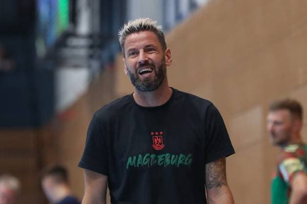 17.08.2025, xgox, Handball - Wartburg Cup SC Magdeburg - Skanderborg Handbold emspor, v.l. Bennet Wiegert (Magdeburg, Trainer) skeptisch Eisenach