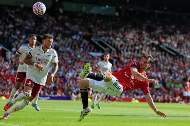 Manchester United, ManU v Arsenal Premier League 17 08 2025. Mason Mount (7) of Manchester United tries to get a cross into the box during the Premier League match between Manchester United and Arsenal at Old Trafford, Manchester, England on 17 August 2025. Manchester Old Trafford Greater Manchester England Editorial use only DataCo restrictions apply See www.football-dataco.com , Copyright: xConorxMolloyx PSI-22618-0141