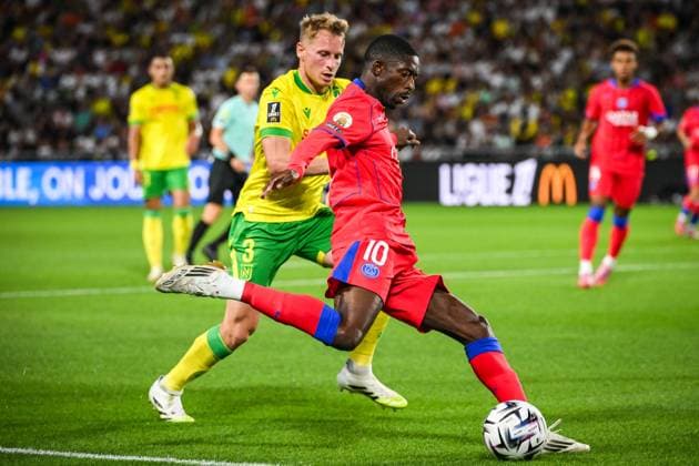 August 17, 2025, Nantes, France, France: Nicolas COZZA of Nantes and Ousmane DEMBELE of PSG during the Ligue 1 match between FC Nantes and Paris Saint-Germain (PSG) at La Beaujoire Stadium on August 17, 2025 in Nantes, France. Nantes France - ZUMAm308 20250817_zsp_m308_016 Copyright: xMatthieuxMirvillex