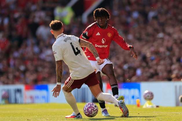 Manchester United, ManU v Arsenal Premier League 17 08 2025. Patrick Dorgu (13) of Manchester United tries to get past Ben White (4) of Arsenal during the Premier League match between Manchester United and Arsenal at Old Trafford, Manchester, England on 17 August 2025. Manchester Old Trafford Greater Manchester England Editorial use only DataCo restrictions apply See www.football-dataco.com , Copyright: xConorxMolloyx PSI-22618-0154