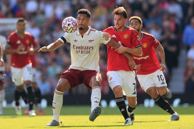 Manchester United, ManU v Arsenal Premier League 17 08 2025. William Saliba (2) of Arsenal and Mason Mount (7) of Manchester United challenge for the ball during the Premier League match between Manchester United and Arsenal at Old Trafford, Manchester, England on 17 August 2025. Manchester Old Trafford Greater Manchester England Editorial use only DataCo restrictions apply See www.football-dataco.com , Copyright: xConorxMolloyx PSI-22618-0158