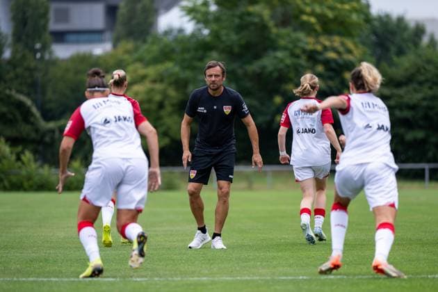 Heiko Gerber (VfB Stuttgart, Trainer) beim Warm Up, GER, VfB Stuttgart vs 1. FSV Mainz 05, Fussball Frauen DFB Pokal, Playoff, Saison 2025 2026, 17.08.2025 GER, VfB Stuttgart vs 1. FSV Mainz 05, Fussball Frauen DFB Pokal, Playoff, Saison 2025 2026, 17.08.2025 Bad Cannstatt Copyright: xEibner-Pressefoto Memmlerx EP_MMR
