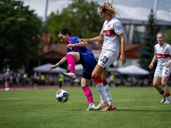 Fabienne Dongus (VfB Stuttgart, 33) im Zweikampf mit Akari Kurishima (FSV Mainz 05, 06), GER, VfB Stuttgart vs 1. FSV Mainz 05, Fussball Frauen DFB Pokal, Playoff, Saison 2025 2026, 17.08.2025 GER, VfB Stuttgart vs 1. FSV Mainz 05, Fussball Frauen DFB Pokal, Playoff, Saison 2025 2026, 17.08.2025 Bad Cannstatt Copyright: xEibner-Pressefoto Memmlerx EP_MMR