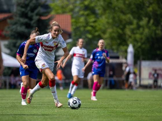 Fabienne Dongus (VfB Stuttgart, 33) am Ball, GER, VfB Stuttgart vs 1. FSV Mainz 05, Fussball Frauen DFB Pokal, Playoff, Saison 2025 2026, 17.08.2025 GER, VfB Stuttgart vs 1. FSV Mainz 05, Fussball Frauen DFB Pokal, Playoff, Saison 2025 2026, 17.08.2025 Bad Cannstatt Copyright: xEibner-Pressefoto Memmlerx EP_MMR