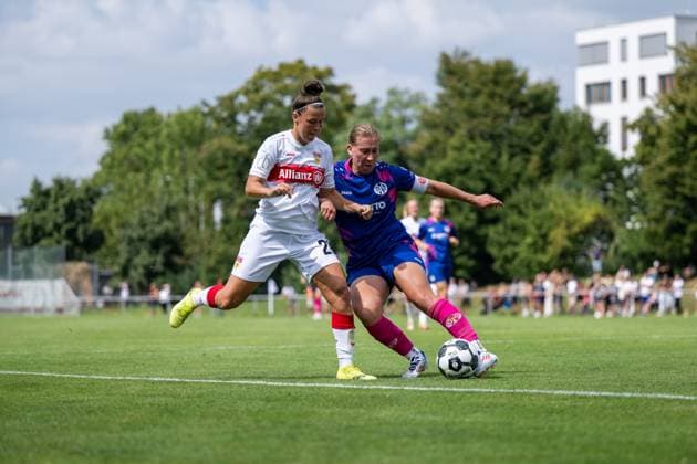 Nicole Billa (VfB Stuttgart, 26) im Zweikampf mit Johanna Berg (FSV Mainz 05, 09), GER, VfB Stuttgart vs 1. FSV Mainz 05, Fussball Frauen DFB Pokal, Playoff, Saison 2025 2026, 17.08.2025 GER, VfB Stuttgart vs 1. FSV Mainz 05, Fussball Frauen DFB Pokal, Playoff, Saison 2025 2026, 17.08.2025 Bad Cannstatt Copyright: xEibner-Pressefoto Memmlerx EP_MMR