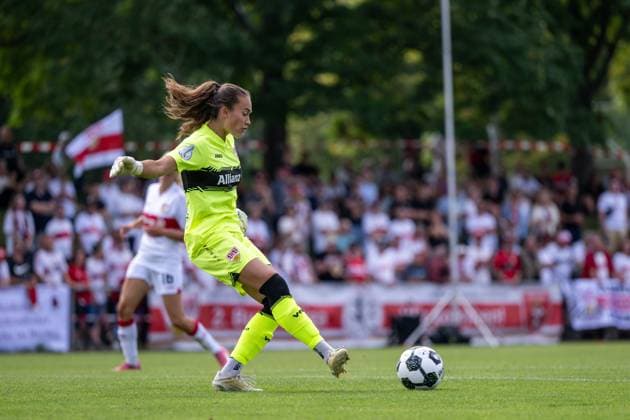 Kiara Beck (VfB Stuttgart, 01) am Ball, GER, VfB Stuttgart vs 1. FSV Mainz 05, Fussball Frauen DFB Pokal, Playoff, Saison 2025 2026, 17.08.2025 GER, VfB Stuttgart vs 1. FSV Mainz 05, Fussball Frauen DFB Pokal, Playoff, Saison 2025 2026, 17.08.2025 Bad Cannstatt Copyright: xEibner-Pressefoto Memmlerx EP_MMR
