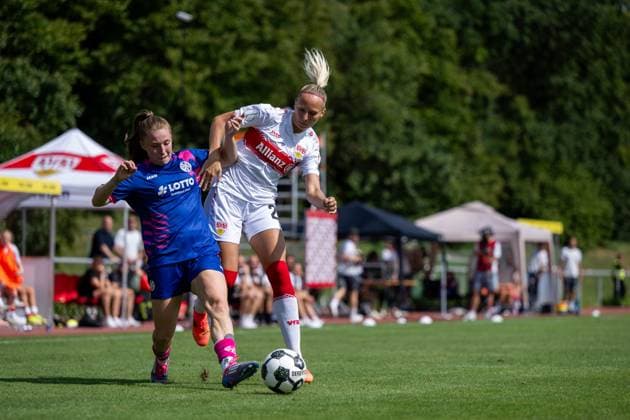 Meike Meßmer (VfB Stuttgart, 29) im Zweikampf mit Maja Pageler (FSV Mainz 05, 37), GER, VfB Stuttgart vs 1. FSV Mainz 05, Fussball Frauen DFB Pokal, Playoff, Saison 2025 2026, 17.08.2025 GER, VfB Stuttgart vs 1. FSV Mainz 05, Fussball Frauen DFB Pokal, Playoff, Saison 2025 2026, 17.08.2025 Bad Cannstatt Copyright: xEibner-Pressefoto Memmlerx EP_MMR