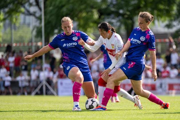 Haruka Osawa (VfB Stuttgart, 79) im Zweikampf mit Johanna Berg (FSV Mainz 05, 09), Anna Lotte Donner (FSV Mainz 05, 15), GER, VfB Stuttgart vs 1. FSV Mainz 05, Fussball Frauen DFB Pokal, Playoff, Saison 2025 2026, 17.08.2025 GER, VfB Stuttgart vs 1. FSV Mainz 05, Fussball Frauen DFB Pokal, Playoff, Saison 2025 2026, 17.08.2025 Bad Cannstatt Copyright: xEibner-Pressefoto Memmlerx EP_MMR