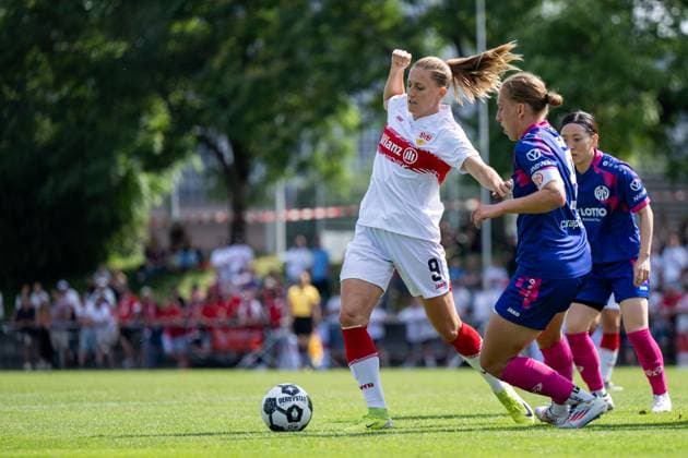 Julia Glaser (VfB Stuttgart, 09) im Zweikampf mit Johanna Berg (FSV Mainz 05, 09), GER, VfB Stuttgart vs 1. FSV Mainz 05, Fussball Frauen DFB Pokal, Playoff, Saison 2025 2026, 17.08.2025 GER, VfB Stuttgart vs 1. FSV Mainz 05, Fussball Frauen DFB Pokal, Playoff, Saison 2025 2026, 17.08.2025 Bad Cannstatt Copyright: xEibner-Pressefoto Memmlerx EP_MMR