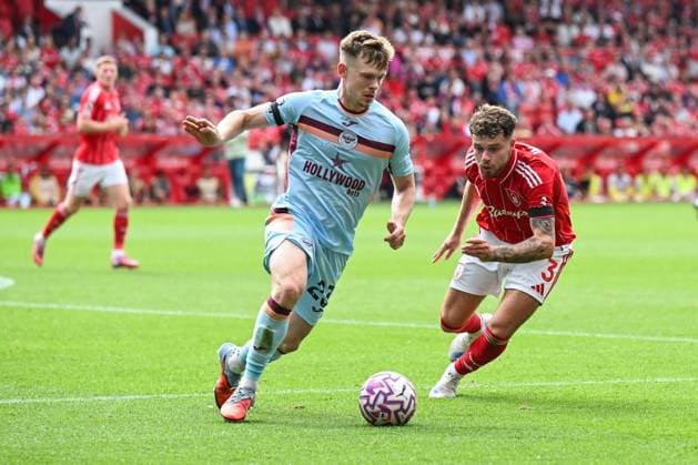 Nottingham, England, 17th August 2025. Keane Lewis-Potter of Brentford breaks past NÄ›co Williams of Nottingham Forest during the Nottingham Forest vs Brentford Premier League match at the City Ground, Nottingham. Picture credit should read: Craig Thomas Sportimage EDITORIAL USE ONLY. No use with unauthorised audio, video, data, fixture lists, club league logos or live services. Online in-match use limited to 120 images, no video emulation. No use in betting, games or single club league player publications. SPI_104_CT_Nottingham_Forest_v_Brentford SPI-4071-0104