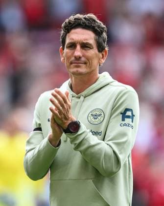 Nottingham, England, 17th August 2025. Keith Andrews manager of Brentford applauds the fans at the end of the Nottingham Forest vs Brentford Premier League match at the City Ground, Nottingham. Picture credit should read: Craig Thomas Sportimage EDITORIAL USE ONLY. No use with unauthorised audio, video, data, fixture lists, club league logos or live services. Online in-match use limited to 120 images, no video emulation. No use in betting, games or single club league player publications. SPI_173_CT_Nottingham_Forest_v_Brentford SPI-4071-0173