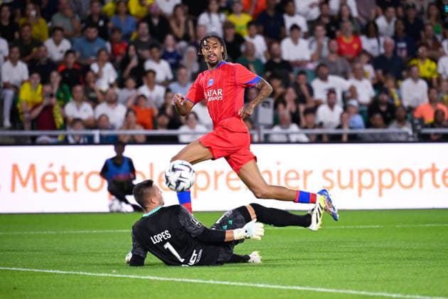 FOOTBALL : Nantes vs PSG - Ligue 1 - 17 08 2025 Bradley Barcola ( 29 - PSG ) and Anthony Lopes ( 1 - Nantes ) during the Ligue 1match between FC Nantes and Paris Saint Germain at Stade de la Beaujoire on August 17, 2025 in Nantes, France. ( Photo by Dante Badano PsnewZ ) - NantesFrance  Copyright: xDantexBadanox