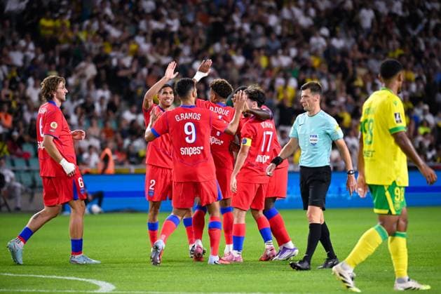 FOOTBALL : Nantes vs PSG - Ligue 1 - 17 08 2025 Vitinha Vitor Machado ( 17 - PSG ) celebrates with teammates during the Ligue 1match between FC Nantes and Paris Saint Germain at Stade de la Beaujoire on August 17, 2025 in Nantes, France. ( Photo by Dante Badano PsnewZ ) - NantesFrance  Copyright: xDantexBadanox