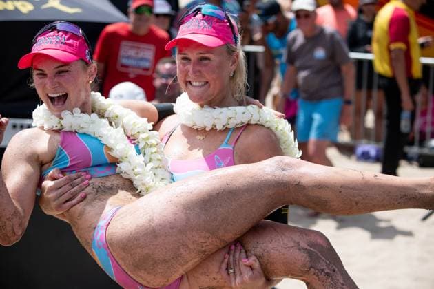 August 17, 2025, Manhattan Beach, California, USA: TARYN BRASHER lifts her partner KRISTEN NUSS as they celebrate a second consecutive Manhattan Beach Open title. Manhattan Beach USA - ZUMAl183 20250817_znp_l183_010 Copyright: xJasenxLaksx