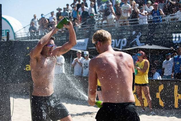 August 17, 2025, Manhattan Beach, California, USA: MILES EVANS (left) celebrates with partner CHASE BUDINGER after winning the Manhattan Beach Open. Manhattan Beach USA - ZUMAl183 20250817_znp_l183_016 Copyright: xJasenxLaksx