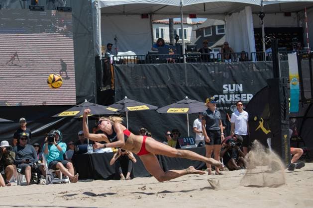 August 17, 2025, Manhattan Beach, California, USA: MEGAN KRAFT digs a ball during the Championship match at the Manhattan Beach Open. Manhattan Beach USA - ZUMAl183 20250817_znp_l183_017 Copyright: xJasenxLaksx