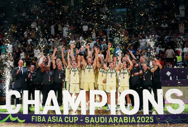 (250818) -- JEDDAH, Aug. 18, 2025 -- Players of Australia celebrate during the awarding ceremony for the final match between China and Australia at the FIBA Asia Cup 2025 in Jeddah, Saudi Arabia, Aug. 17, 2025. ) (SP)SAUDI ARABIA-JEDDAH-BASKETBALL-FIBA ASIA CUP-FINAL-CHINA VS AUSTRALIA WangxDongzhen 