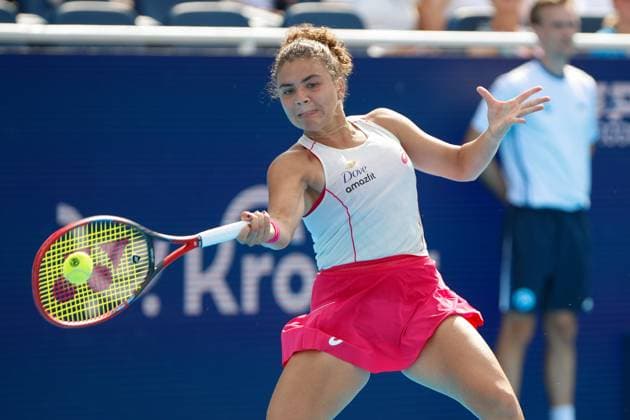 CINCINNATI, OH - AUGUST 17: Jasmine Paolini of Italy hits a forehand during the semifinal round of the Cincinnati Open at the Lindner Family Tennis Center on August 17, 2025 in Mason, OH. (Photo by Ian Johnson Icon Sportswire) TENNIS: AUG 17 Cincinnati Open EDITORIAL USE ONLY Icon250817029
