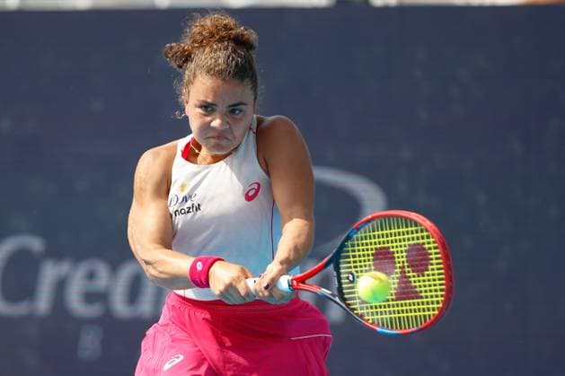 CINCINNATI, OH - AUGUST 17: Jasmine Paolini of Italy hits a backhand during the semifinal round of the Cincinnati Open at the Lindner Family Tennis Center on August 17, 2025 in Mason, OH. (Photo by Ian Johnson Icon Sportswire) TENNIS: AUG 17 Cincinnati Open EDITORIAL USE ONLY Icon250817025