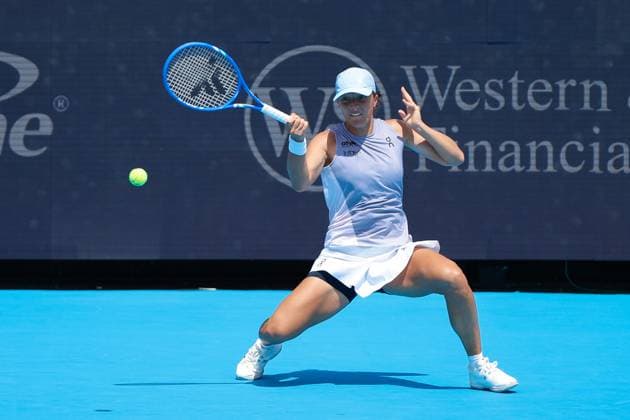 CINCINNATI, OH - AUGUST 17: Iga Swiatek of Poland hits a forehand during the semifinal round of the Cincinnati Open at the Lindner Family Tennis Center on August 17, 2025 in Mason, OH. (Photo by Ian Johnson Icon Sportswire) TENNIS: AUG 17 Cincinnati Open EDITORIAL USE ONLY Icon250817004