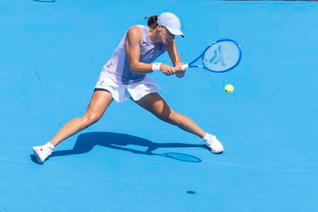 August 17, 2025, Mason, Ohio, USA: Mason, Ohio; Cincinnati Open Tennis Tournament - 2025 08 17 - Iga Swiatek plays a ball against opponent Elena Rybakina. - ZUMAPress Mason USA - ZUMAn24_ 20250817_zaf_n24_007 Copyright: xWallyxNellx