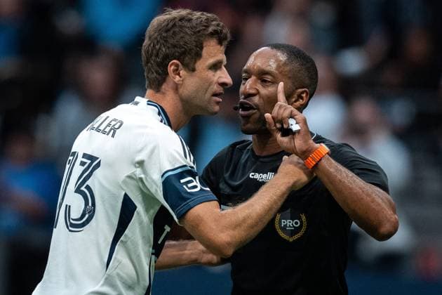 August 17, 2025, Vancouver, Bc, CANADA: Vancouver Whitecaps Thomas Muller (13) speaks with referee Jon Freeman after his goal against the Houston Dynamo was disallowed during the second half of an MLS, Fussball Herren, USA soccer match in Vancouver, B.C., Sunday, Aug. 17, 2025. Canada News - August 17, 2025  - ZUMAc35_ 20250817_zaf_c35_158 Copyright: xEthanxCairnsx