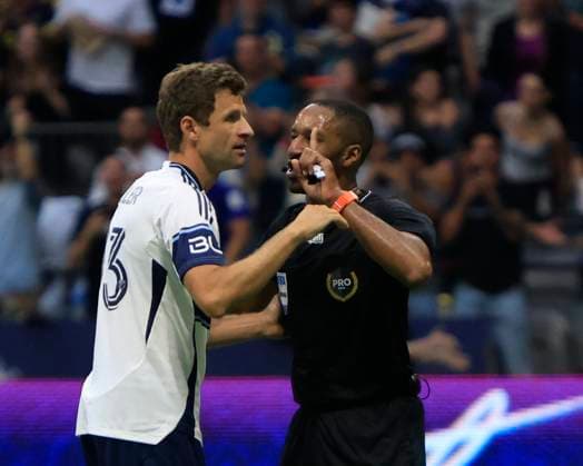 August 17, 2025, Vancouver, Vancouver, Bc, Canada: Vancouver Whitecaps midfielder Thomas MoÂ¼ller (13) complain with the referee Jon Freemon about the offside in the MLS, Fussball Herren, USA Regular Season game Vancouver Whitecaps FC vs Houston Dynamo FC at BC Place on August 17, 2025 in Vancouver, Canada.( ) Vancouver Canada - ZUMAp175 20250817_zsa_p175_061 Copyright: xTomazxJr Pximagesx