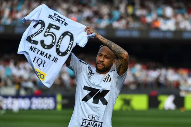 Santos FC x Vasco da Gama SaO PAULO, SP - 17.08.2025: SANTOS FC X VASCO DA GAMA - Neymar is honored during the match between Santos FC x Vasco da Gama, valid for the twentieth round of the 2025 Brazilian Football Championship, this Sunday, (17) at Morumbis, SP. (Photo: Roberto Casimiro Fotoarena) x2789379x  RobertoxCasimiro