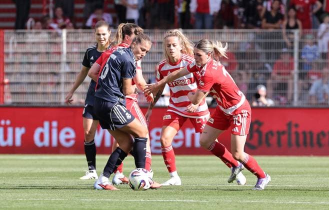 Sandie Toletti, Jenny Hipp, Eileen Campbell Zweikampf Spielszene Aktion Fußball Fussball Testspiel Frauen Damen Bundesliga Saison 2025 2026 17.08.2025 1.FC Union Berlin vs Real Madrid CF DFL regulations prohibit any use of photographs as image sequences and or quasi-video