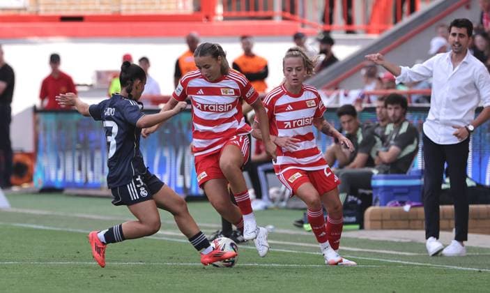 Folgado, Tanja Pawollek, Jenny Hipp Zweikampf Spielszene Aktion Fußball Fussball Testspiel Frauen Damen Bundesliga Saison 2025 2026 17.08.2025 1.FC Union Berlin vs Real Madrid CF DFL regulations prohibit any use of photographs as image sequences and or quasi-video