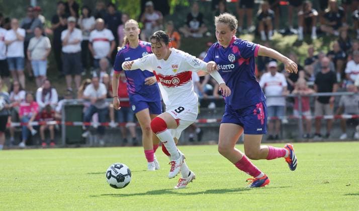 Stuttgart , DFB Pokal Frauen VfB Stuttgart vs. 1. FSV Mainz 05 , von links: Haruka Osawa ( VfB ) Anna Donner ( Mainz )