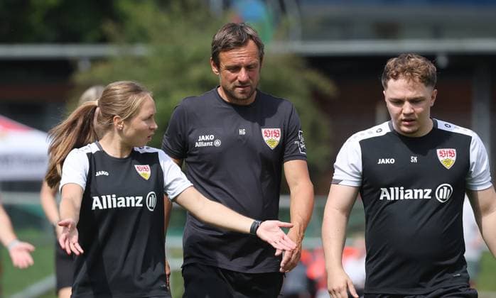 Stuttgart , DFB Pokal Frauen VfB Stuttgart vs. 1. FSV Mainz 05 , von links: Theresa Panfil Heiko Gerber Simon Kubach ( VfB )