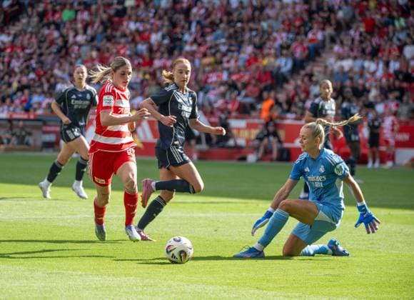 Fußball, Frauen, Testspiel, Saison 2025 2026, 1. FC Union Berlin - Real Madrid, v. l. Eileen Campbell (1. Frauen 1. FC Union), Torfrau Merle Frohms (Real Madrid), 17.08. 2025, Copyright: xMatthiasxKochx