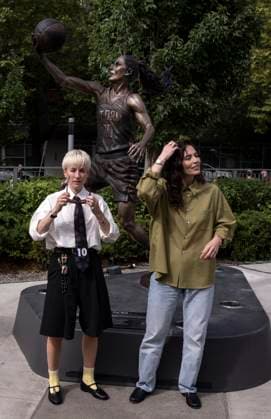 August 17,, 2025 - Seattle, Washington , USA - WNBA, Basketball Damen, USA and Seattle Storm legend SUE BIRD and her fiancee MEGAN RAPINOE after the unveiling of a bronze statue of Bird outside Climate Pledge Arena. Bird is the first WNBA player to ever be immortalized in bronze outside an arena. Seattle USA - ZUMAce6_ 0830792896st Copyright: xBrianxCahnx