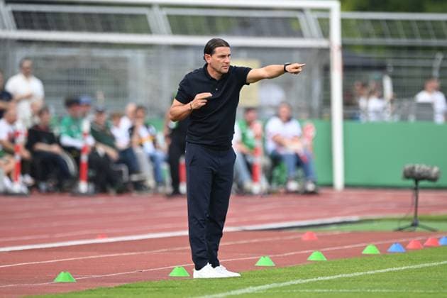 Trainer Gerardo SEOANE (MG) Gestik, Geste, gestikuliert, Fussball, DFB Pokal, 1.Hauptrunde, SV Atlas Delmenhorst - Borussia Moenchengladbach (MG) 2-3 am 17.08.2025 im Marschwegstadion in Oldenburg Deutschland. Â