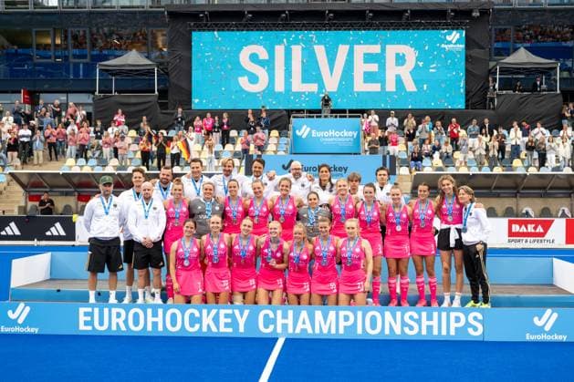 Feldhockey, Euro Hockey Europa Meisterschaft 2025 - Hockey EM Mönchengladbach 17.8.25, Finale, Frauen, Finale, Deutschalnd - Holland 1-2 Mönchengladbach, Deutschland, 17.08.25: Feldhockey, Euro Hockey Europa Meisterschaft 2025 im Hockey Park, Deutschland. (Foto von Axel Kaste) Vize - Europameister Deutschland, Danas 2025, Silber Silber Medaille, Vize Europameister Deutschland Mönchengladbach Hockey Park Nordrhein-Westfalen Deutschland *** Field Hockey, Euro Hockey European Championship 2025 Hockey EM Mönchengladbach 17 8 25, Final, Women, Final, Deutschalnd Holland 1 2 Mönchengladbach, Germany, 17 08 25 Field Hockey, Euro Hockey European Championship 2025 in Hockey Park, Germany Photo by Axel Kaste Vice European Champion Germany, Danas 2025, Silver Silver Medal, Vice European Champion Germany Mönchengladbach Hockey Park North Rhine Westphalia Germany EM Finale Danas - Holland 1-2 17.08.25 LR-8380