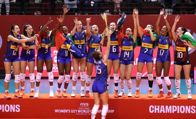 (250818) -- SURABAYA, Aug. 18, 2025 -- Players of Italy celebrate during the awarding ceremony after winning the final between Italy and Japan at the FIVB Volleyball Women s U21, U 21 World Championship, WM, Weltmeisterschaft in Surabaya, East Java province, Indonesia, Aug. 17, 2025. ) (SP)INDONESIA-SURABAYA-VOLLEYBALL-WOMEN S U21 WORLD CHAMPIONSHIP-FINAL CenxYunpeng 