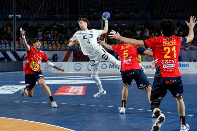 (250818) -- CAIRO, Aug. 18, 2025 -- Noah Hensen (2nd L) of Germany shoots during the final between Spain and Germany at the 11th IHF Men s Youth World Championship, WM, Weltmeisterschaft 2025 in Cairo, Egypt, Aug. 17, 2025. ) (SP)EGYPT-CAIRO-HANDBALL-MEN S YOUTH WORLD CHAMPIONSHIP-FINAL AhmedxGomaa 