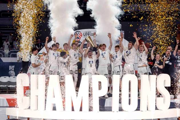 (250818) -- CAIRO, Aug. 18, 2025 -- Players of Germany celebrate during the awarding ceremony after winning the final between Spain and Germany at the 11th IHF Men s Youth World Championship, WM, Weltmeisterschaft 2025 in Cairo, Egypt, Aug. 17, 2025. ) (SP)EGYPT-CAIRO-HANDBALL-MEN S YOUTH WORLD CHAMPIONSHIP-FINAL AhmedxGomaa 