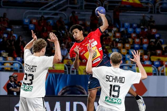 (250818) -- CAIRO, Aug. 18, 2025 -- Marcos Fis Ballester (C) of Spain shoots during the final between Spain and Germany at the 11th IHF Men s Youth World Championship, WM, Weltmeisterschaft 2025 in Cairo, Egypt, Aug. 17, 2025. ) (SP)EGYPT-CAIRO-HANDBALL-MEN S YOUTH WORLD CHAMPIONSHIP-FINAL AhmedxGomaa 