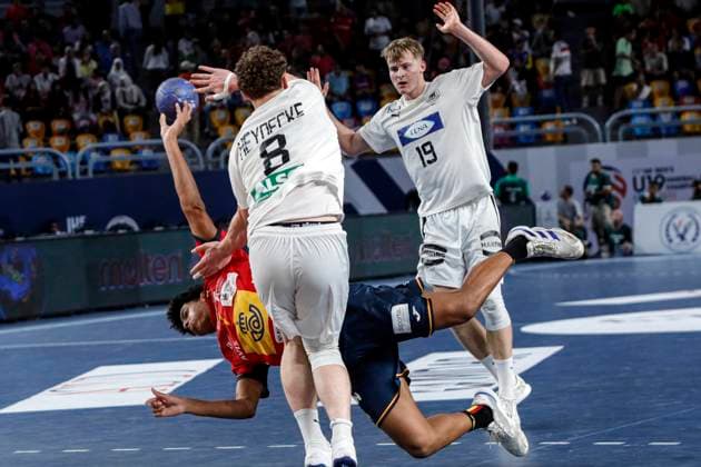 (250818) -- CAIRO, Aug. 18, 2025 -- Marcos Fis Ballester (C) of Spain competes during the final between Spain and Germany at the 11th IHF Men s Youth World Championship, WM, Weltmeisterschaft 2025 in Cairo, Egypt, Aug. 17, 2025. ) (SP)EGYPT-CAIRO-HANDBALL-MEN S YOUTH WORLD CHAMPIONSHIP-FINAL AhmedxGomaa 