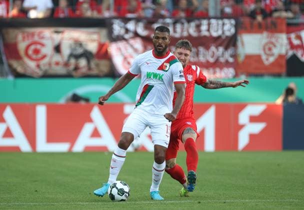 170825 Halle Saale Sachsen Anhalt Leuna Chemie Stadion Fußball Hallescher FC Halle HFC Regionalliga Nordost 4. Liga Männer Saison 2025 2026 1. Runde DFB Pokal Pokalspiel 0:2 Endstand Steve Mounie (FC Augsburg) Jan Löhmannsröben (Hallescher FC)
