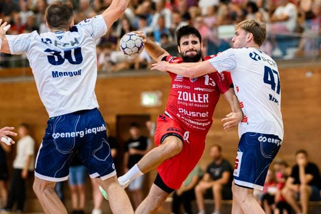 Bietigheim: HBL - 25 26 - DHB-Pokal - SG BBM Bietigheim - VfL Potsdam v. li. im Zweikampf Juan de la Pena (Bietigheim) und Dustin Kraus (Potsdam) Bietigheim-Bissingen Halle am Viadukt Baden-Württemberg Deutschland