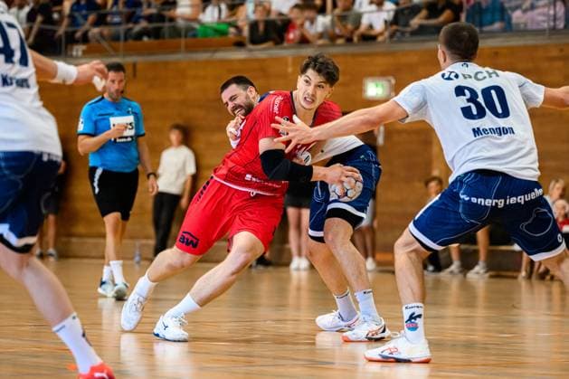 Bietigheim: HBL - 25 26 - DHB-Pokal - SG BBM Bietigheim - VfL Potsdam v. li. im Zweikampf Fynn Nicolaus (Bietigheim) und Davide Bulzamini (Potsdam) Bietigheim-Bissingen Halle am Viadukt Baden-Württemberg Deutschland
